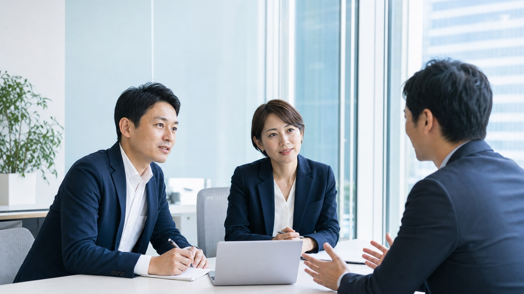 担当者と事業課題についてヒアリングする様子